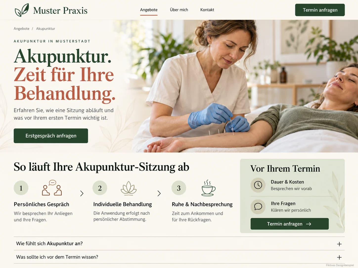 Muster Praxis: Leistungsseite „Akupunktur“ mit Ablauf einer Sitzung, Infobox und häufigen Fragen (fiktives Designbeispiel)